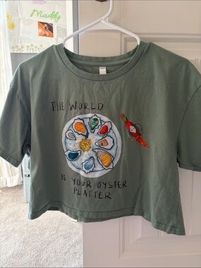 Graphic Crop Tee - Green "The World Is Your Oyster"